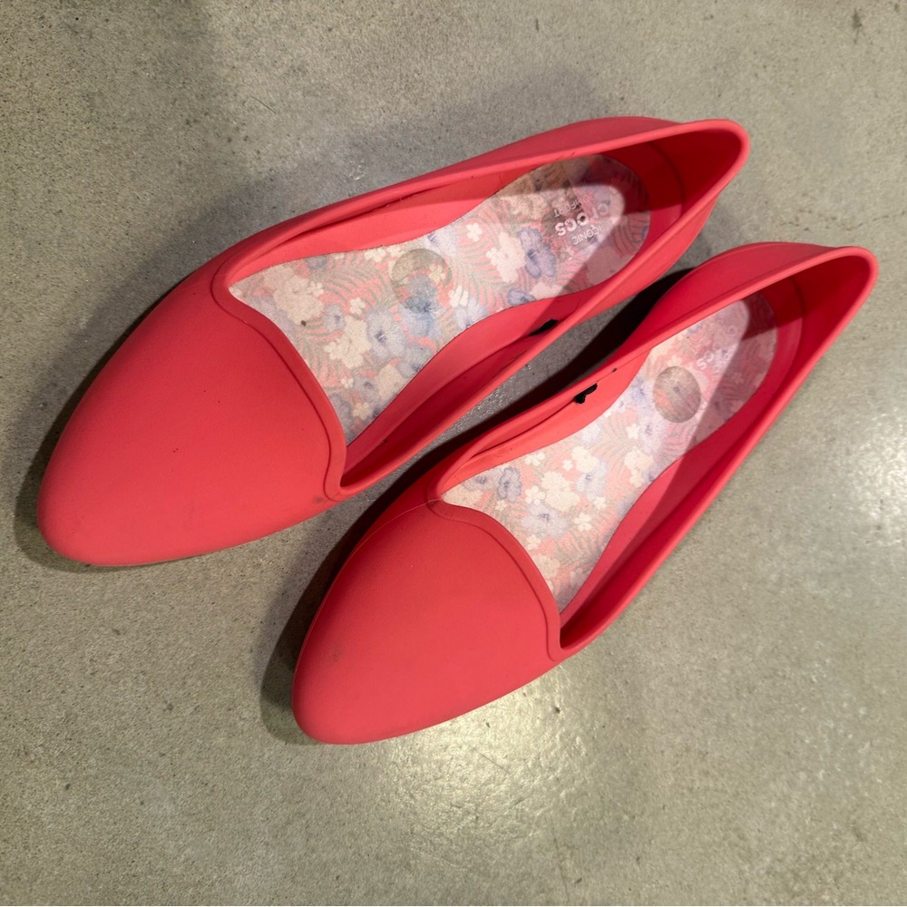 🍄 CROCS Women's Vibrant Pink Flats